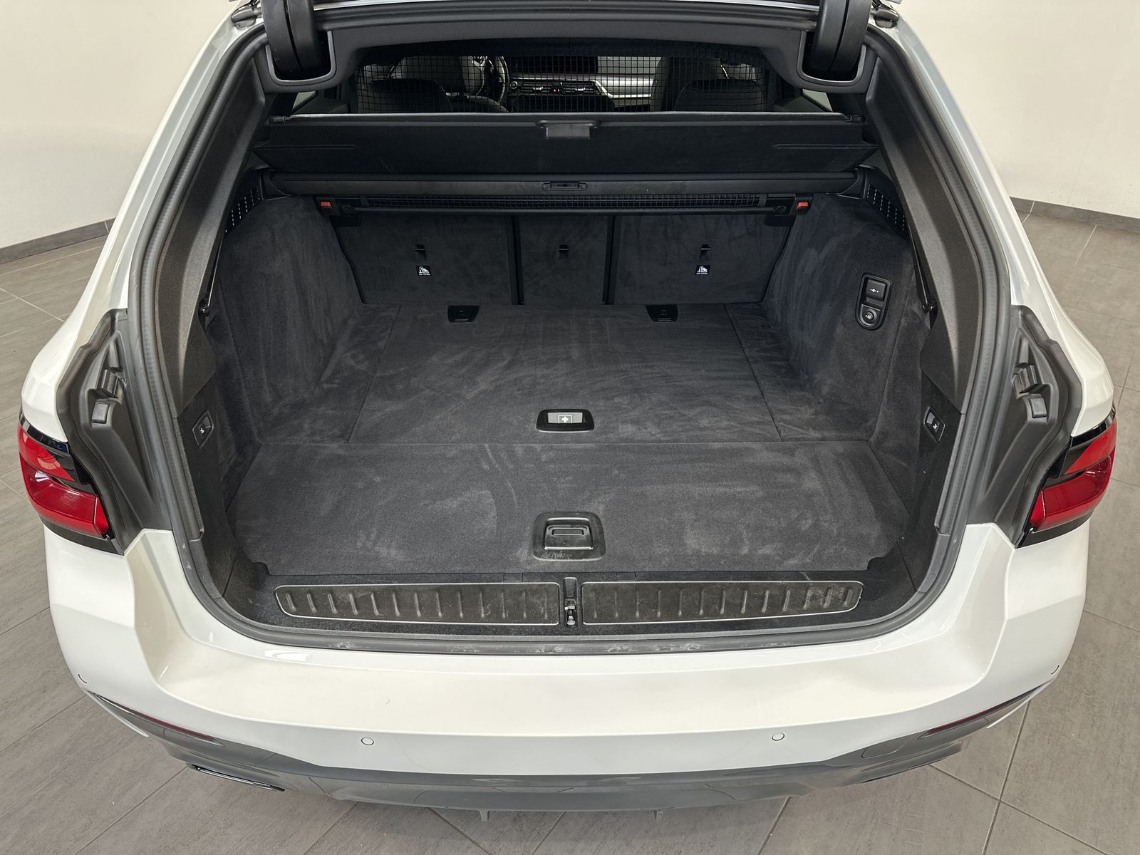 Fahrzeugabbildung BMW 520d Touring xDrive M-Sport NAV+LED+AHK+KAMERA