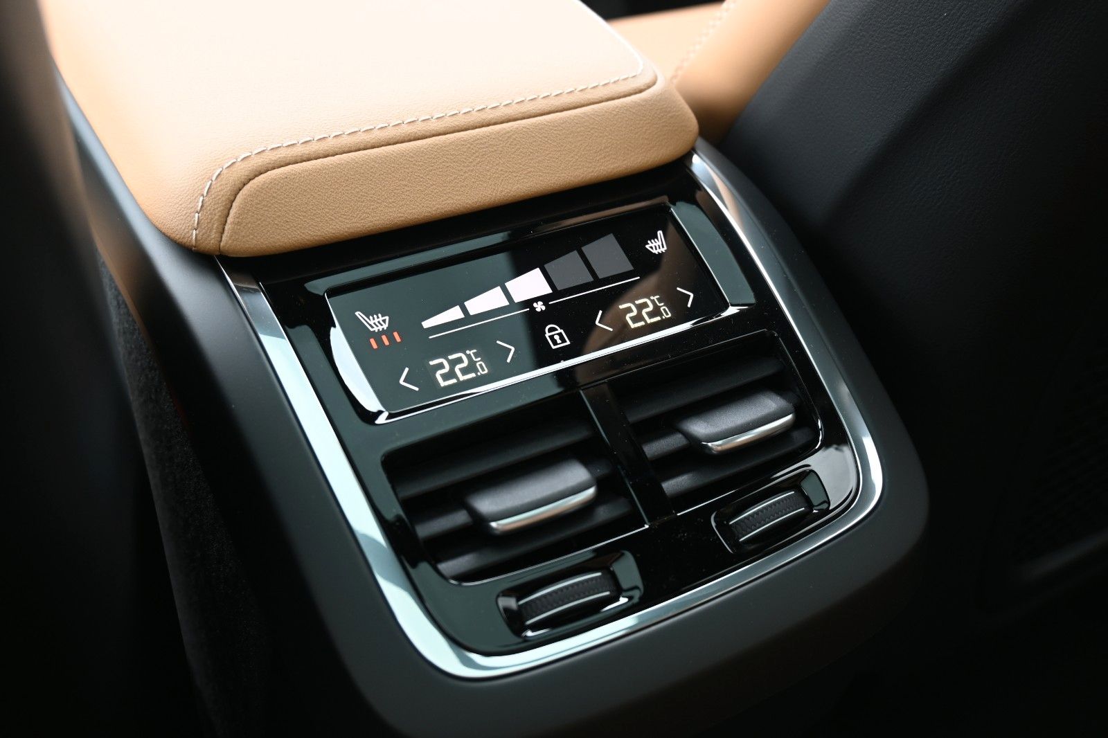 Fahrzeugabbildung Volvo XC60 B4 D AWD Ultimate Dark*STDHZG*360°*LUFT*ACC