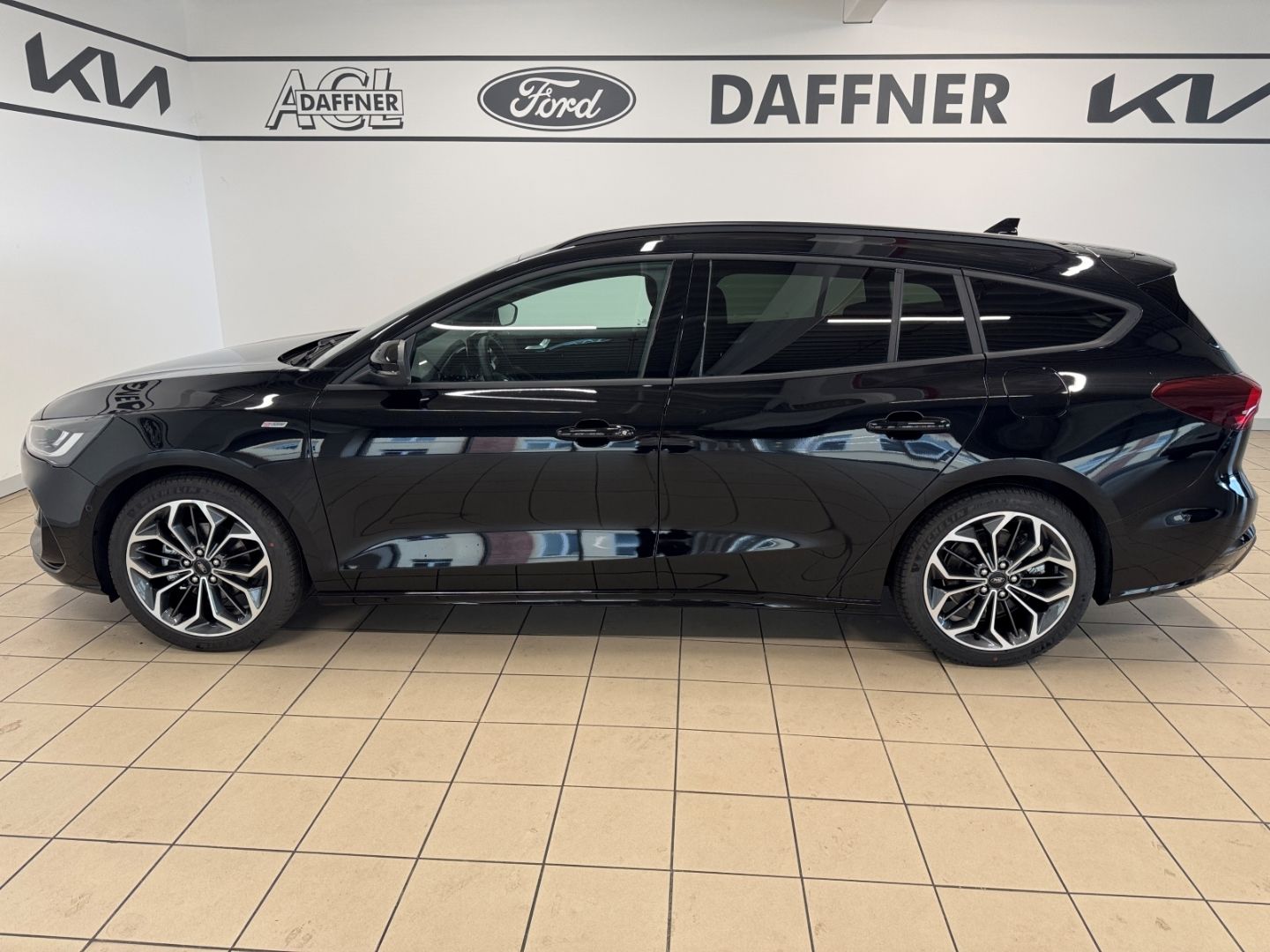 Fahrzeugabbildung Ford Focus Turnier ST-Line X B&O 18'' LED ACC Kamera