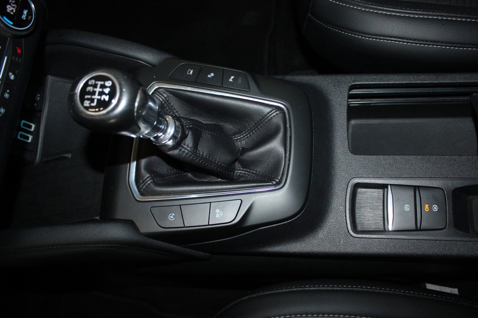 Fahrzeugabbildung Ford Kuga Titanium X LED AHK B&O ACC HUD CAM WinterP.