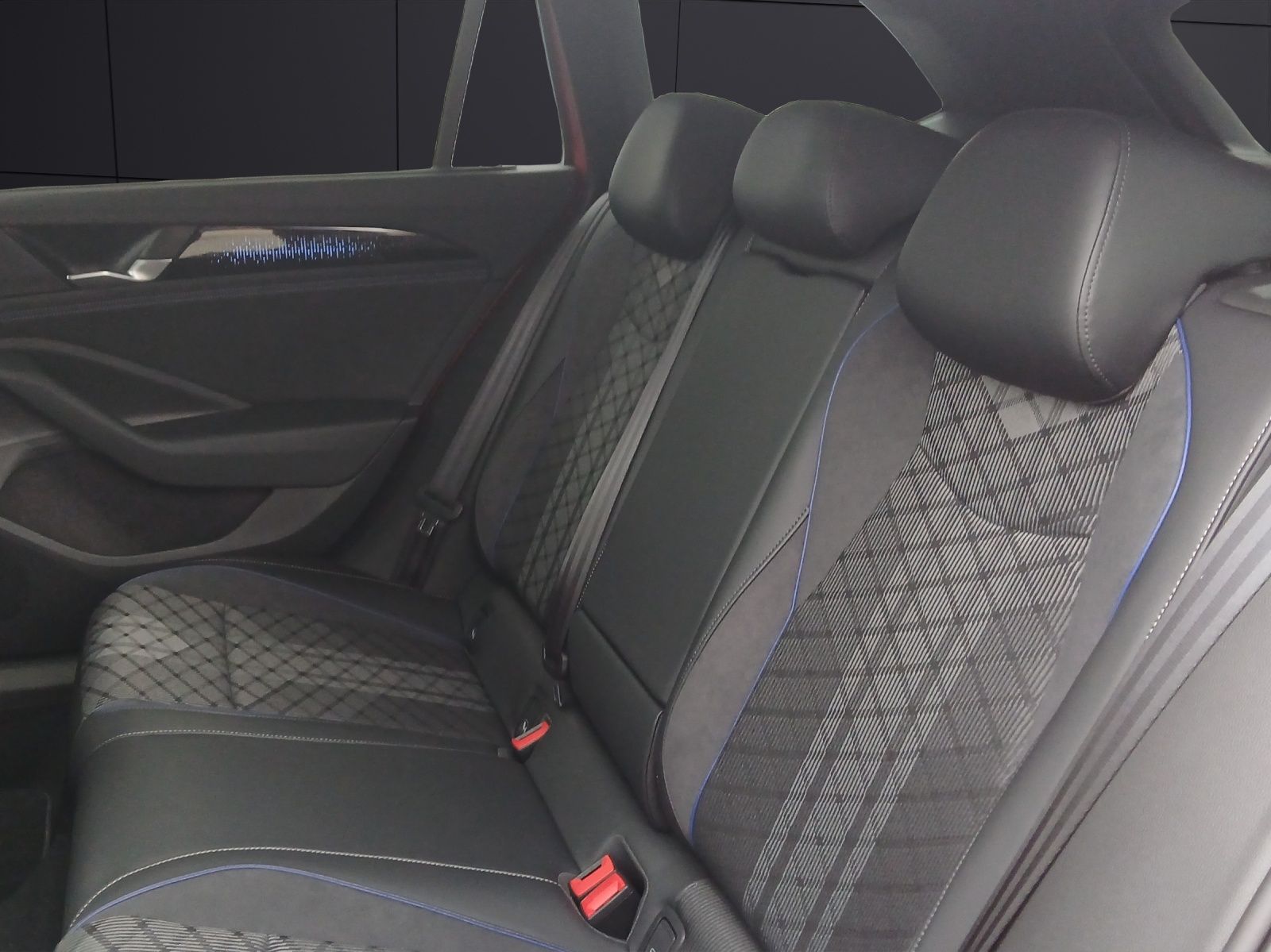 Fahrzeugabbildung Volkswagen Passat R-Line eHybrid DSG IQ.Light ACC AHK SH Ma