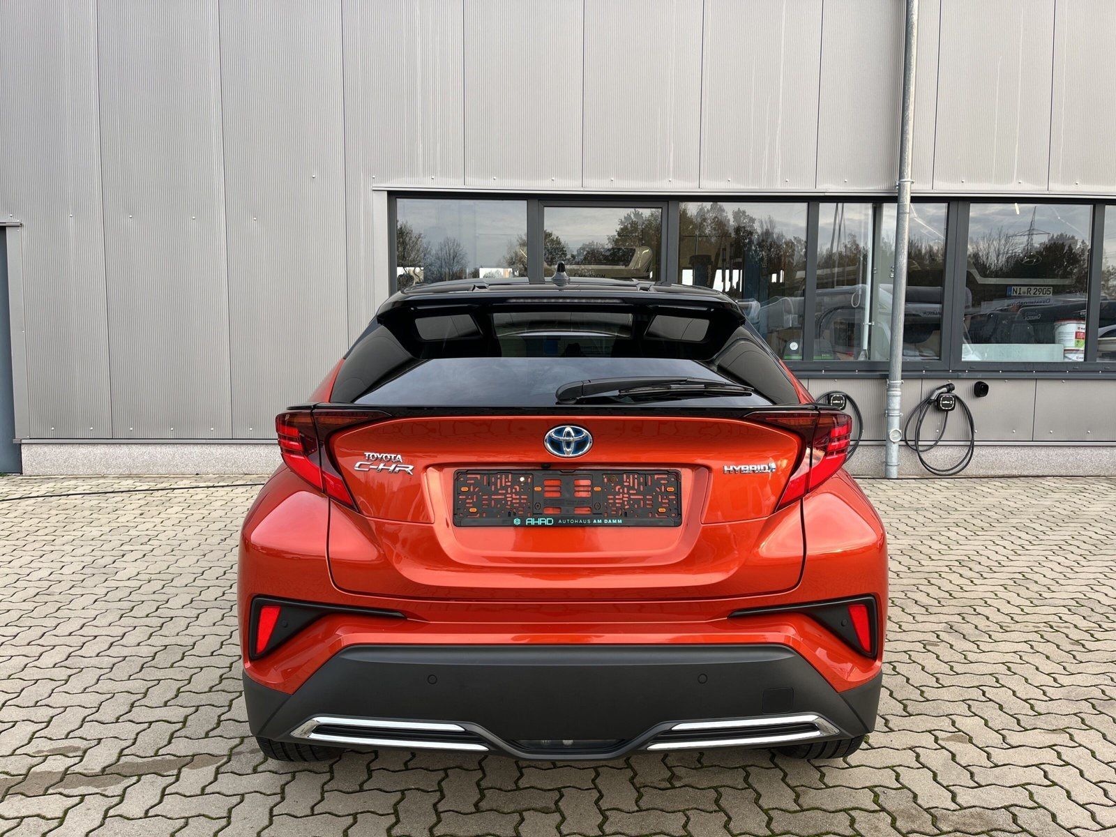 Fahrzeugabbildung Toyota C-HR 2.0-l-VVTi Hybrid Orange Edition