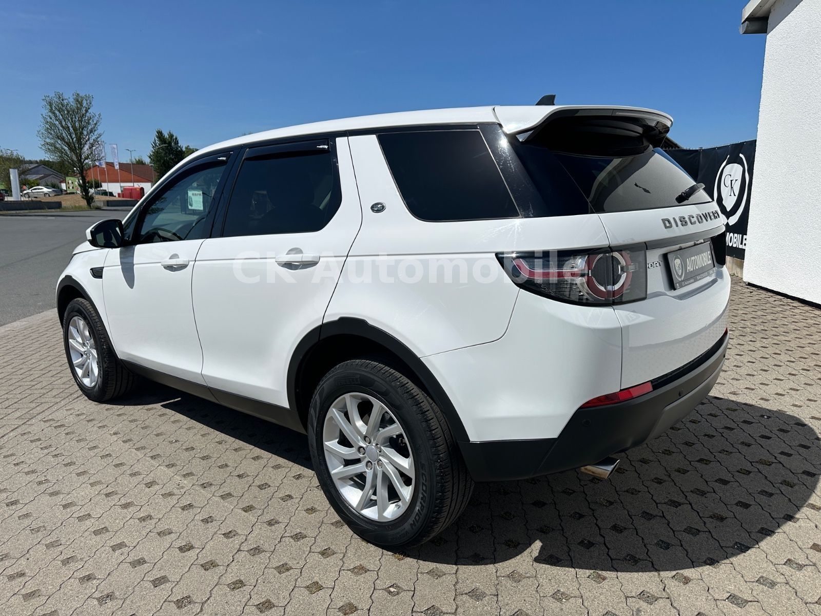 Fahrzeugabbildung Land Rover Discovery Sport 2.0 TD4 SE AWD/Navi/Bi-Xenon/Kam