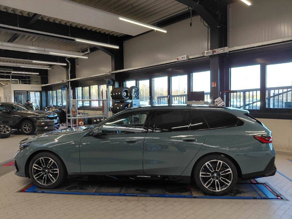 Fahrzeugabbildung BMW 520d xDrive Tour M Sport Pro Iconic Glow Stndhzg