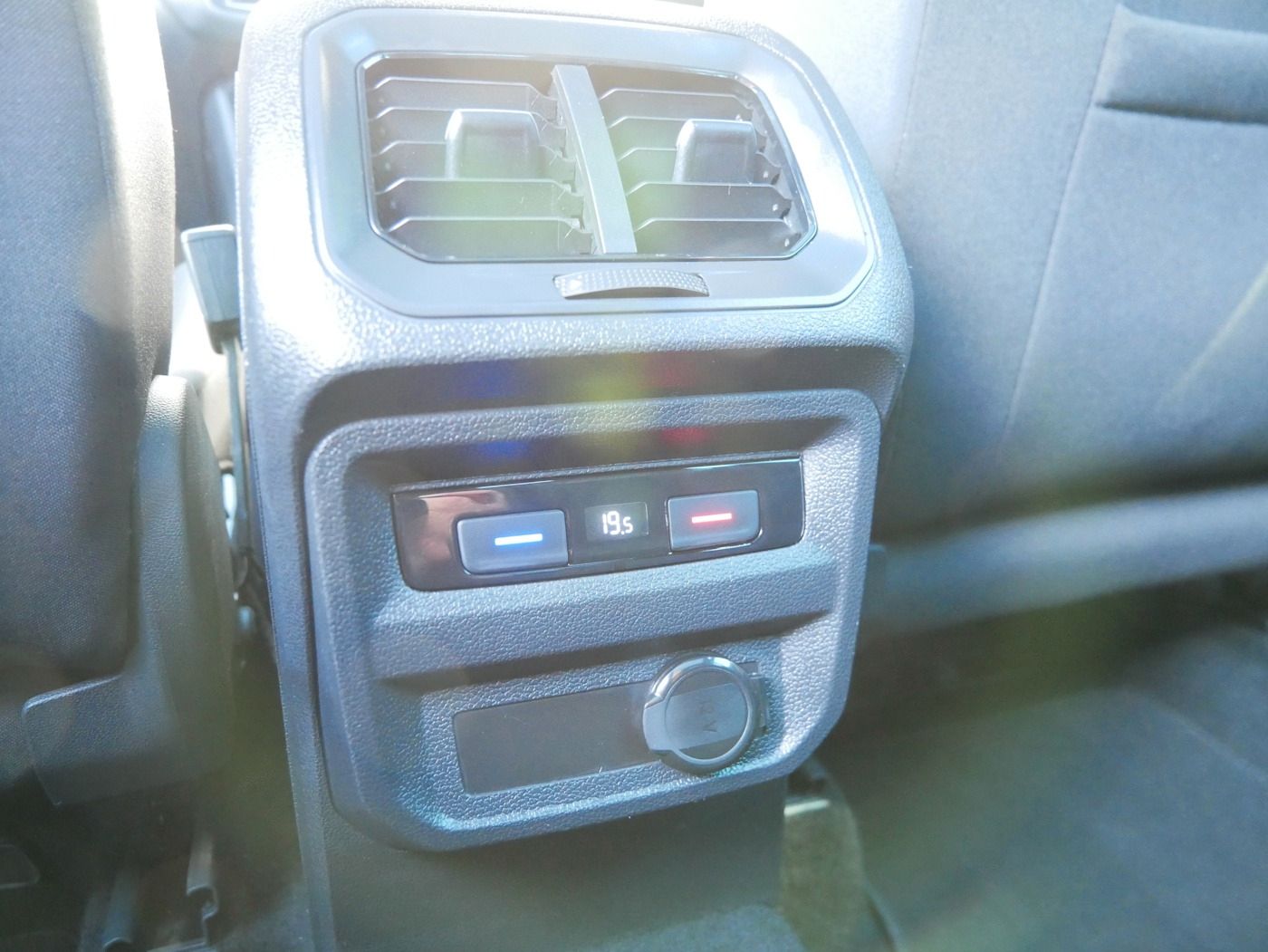 Fahrzeugabbildung Volkswagen Tiguan 1.5 United AHK DACH Standheiz Kamera LED