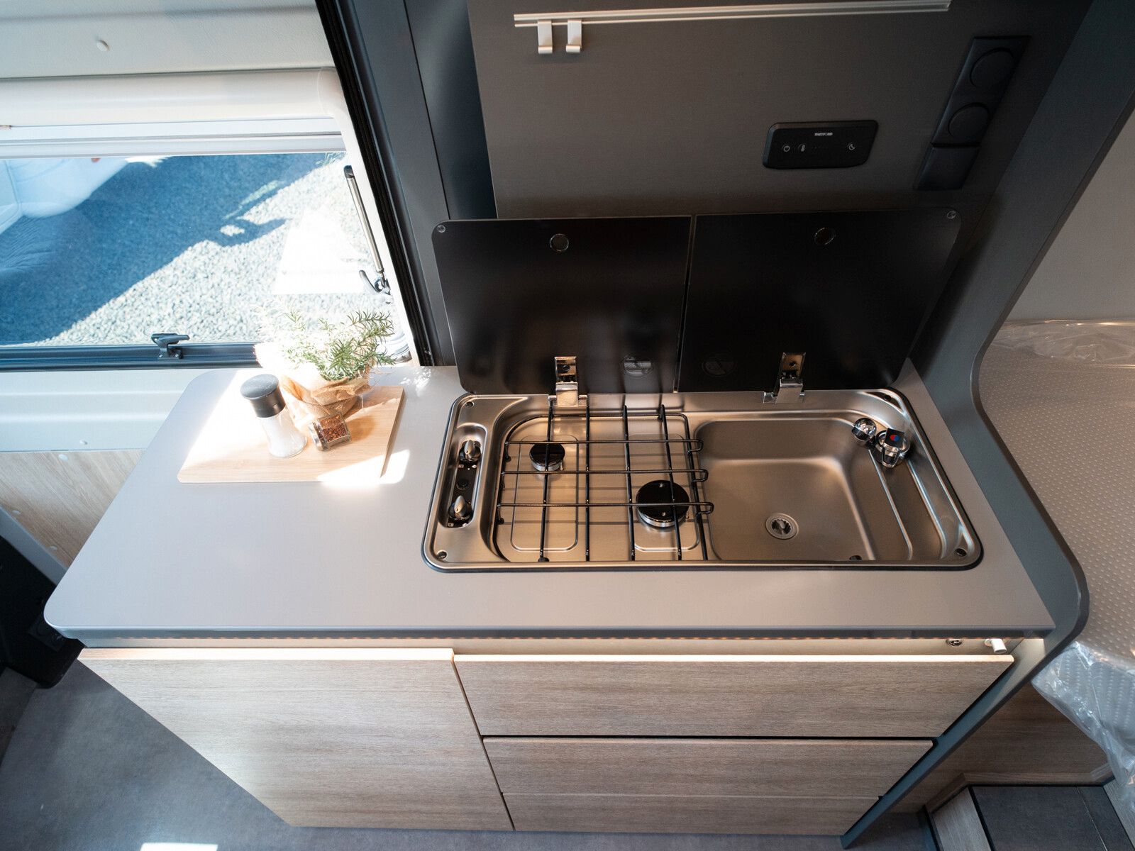 Fahrzeugabbildung Dethleffs Globetrail 640 EK Fiat Heckauszug/Rahmenfenster
