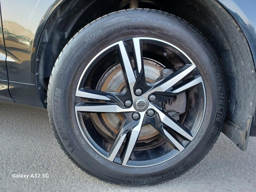 Volvo XC60 T4° R Design° AHK ° Sitzheizung v+h