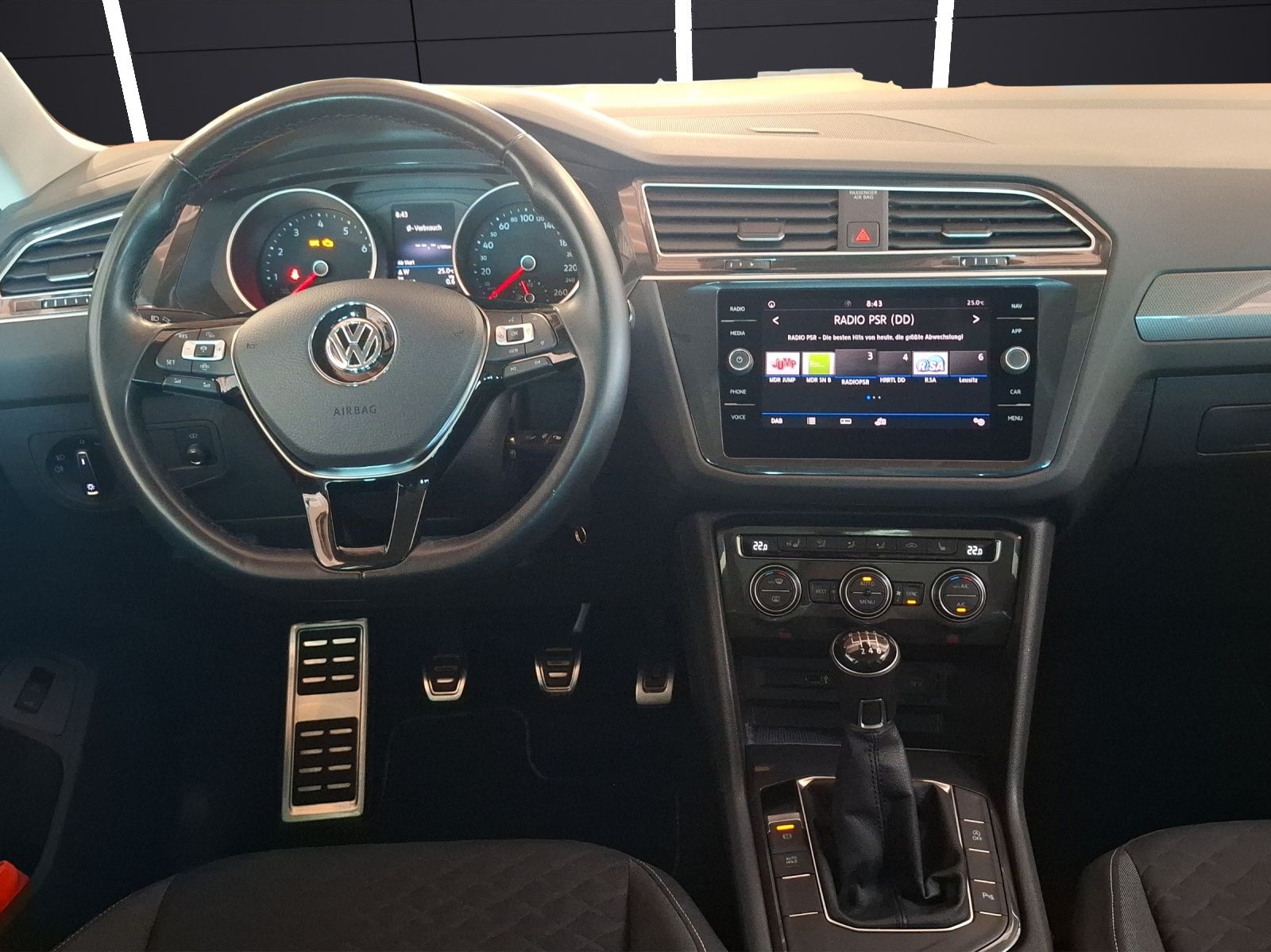 Fahrzeugabbildung Volkswagen Tiguan TSI Join LED AHK Navi HUD ACC PDC SH 19"