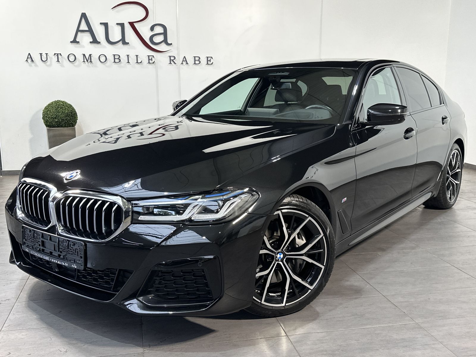 Fahrzeugabbildung BMW 530d xDrive M-Sport NAV+LED+AHK+HEAD-UP+GLASDACH