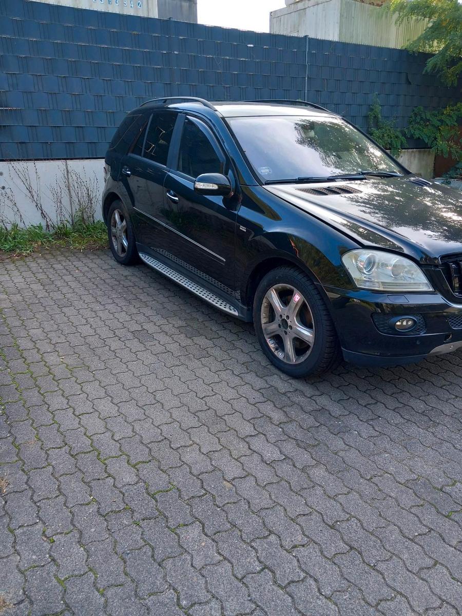 Mercedes-Benz ML500 2005 — interior