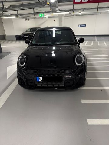 MINI Cooper mit John Cooper Works Trim 