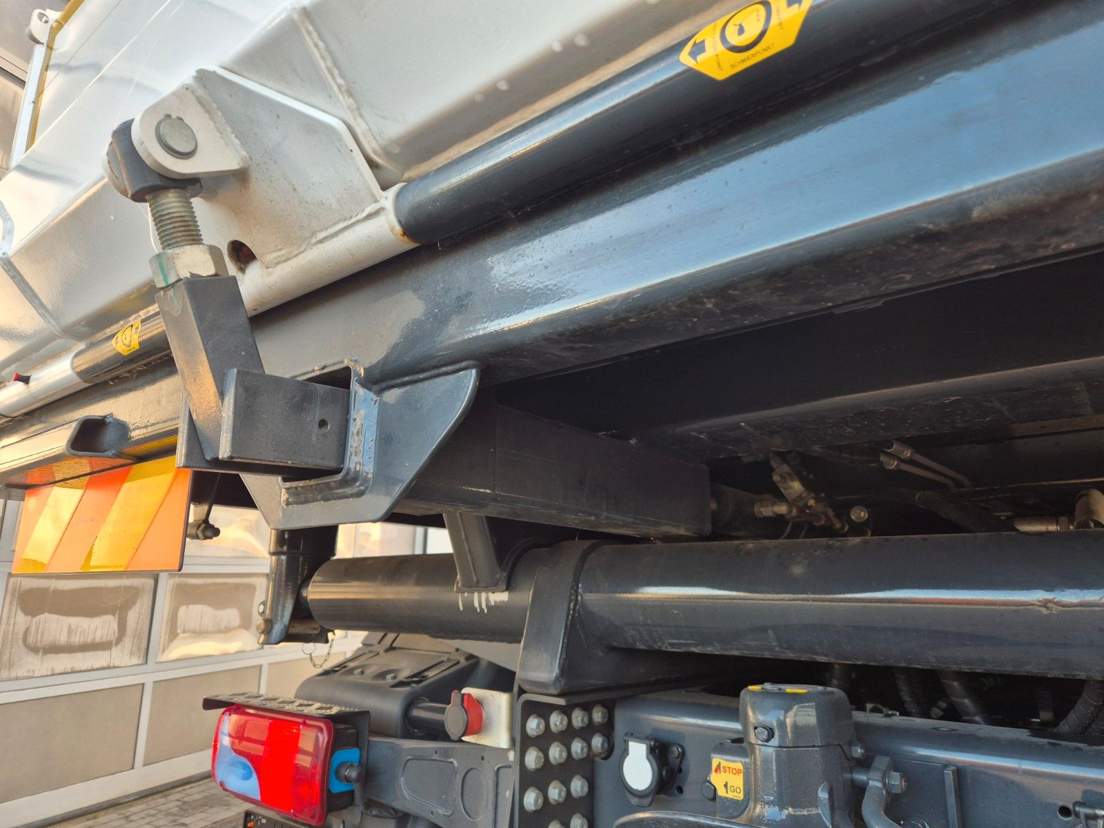 Fahrzeugabbildung MAN TGS 28.510 6x4-4 BL Palfinger PK24.001 Funk AHK