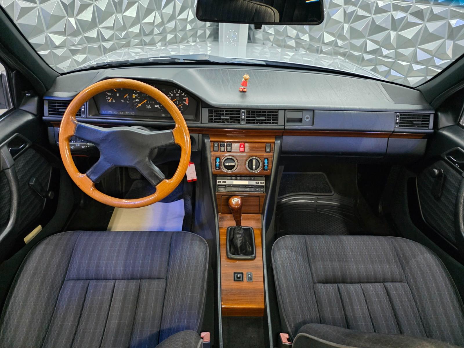 MERCEDES-BENZ E 230 TE BREAK W124 132 ch BVM 1ère MAIN - ATTELAGE - TOIT OUVRANT - 224240 km