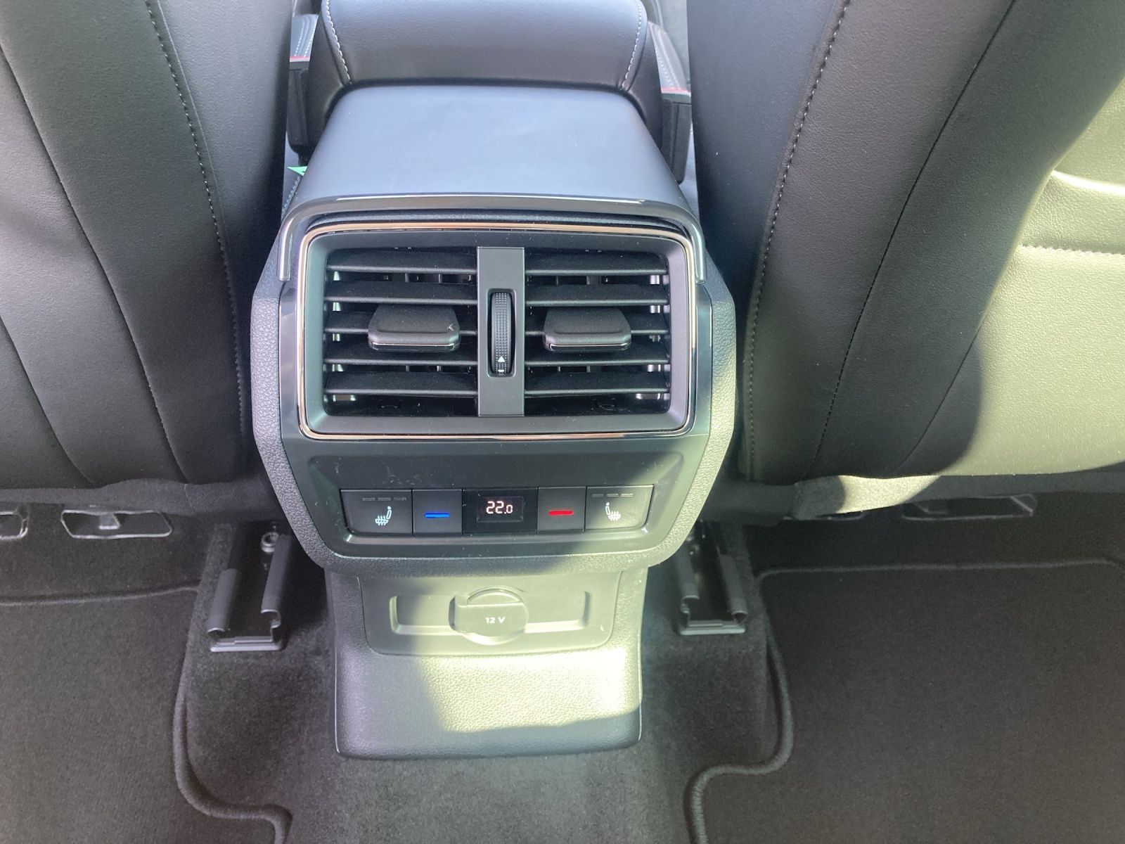 Fahrzeugabbildung SKODA Karoq TOUR TSI DSG LED, AHZV, Digital Cockpit
