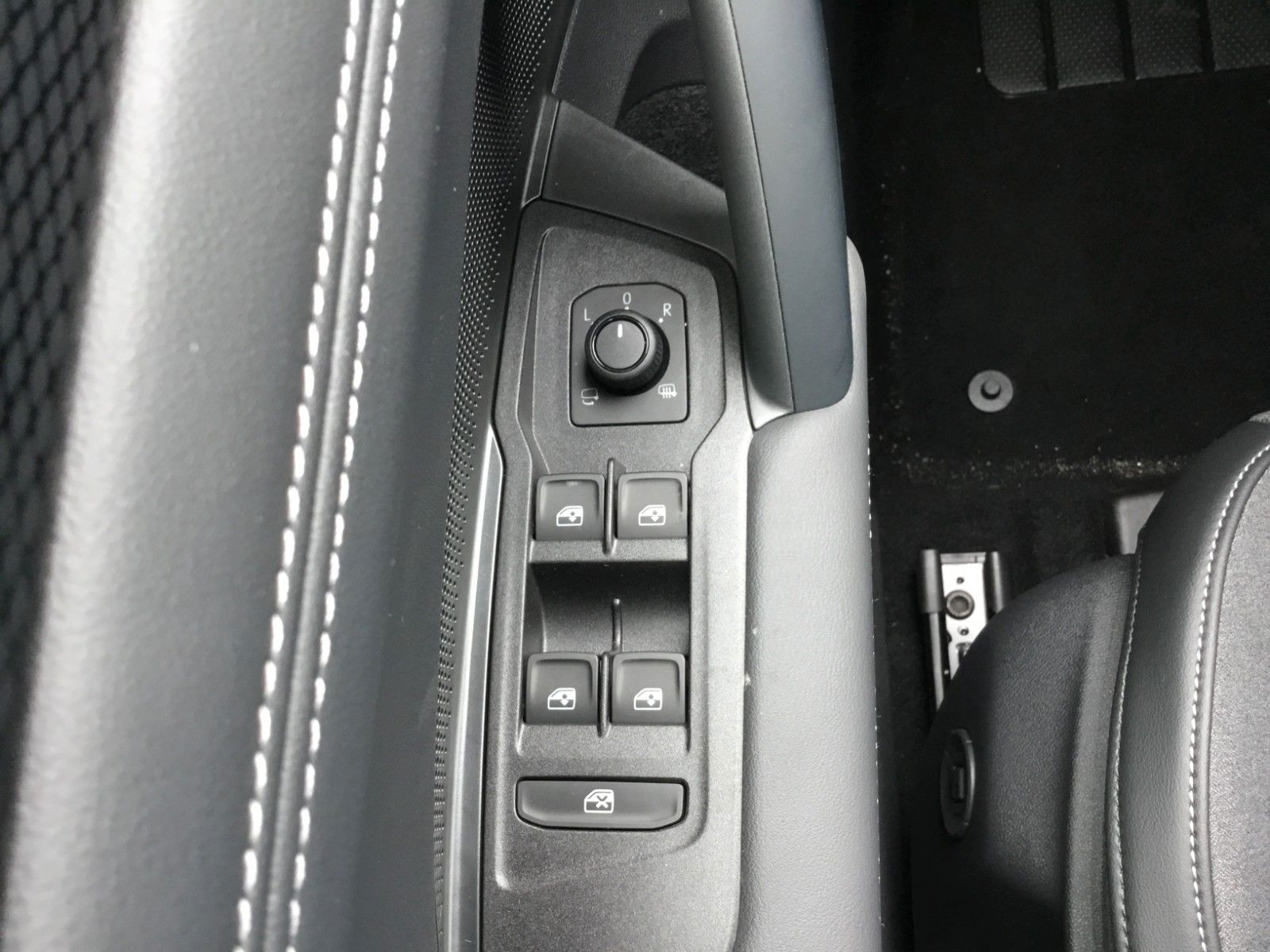Fahrzeugabbildung Volkswagen Tiguan 1.5 eTSI DSG Life+AHK+LEDPlus+18"+Navi