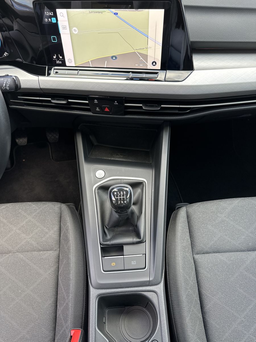 Fahrzeugabbildung Volkswagen Golf 1.5 TSI Life NAV+LED+CARPLAY+V-COCK+ACC+1HD