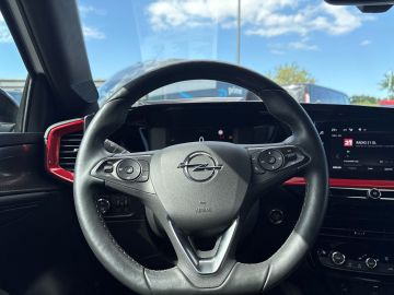 Bild 14 Opel Mokka e GS Line Digitales Cockpit LED Apple CarP