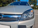 Opel Astra Caravan 1.6 Ecotec Edition 111 Jahre 8... - Opel Astra aus 2010: Kombi