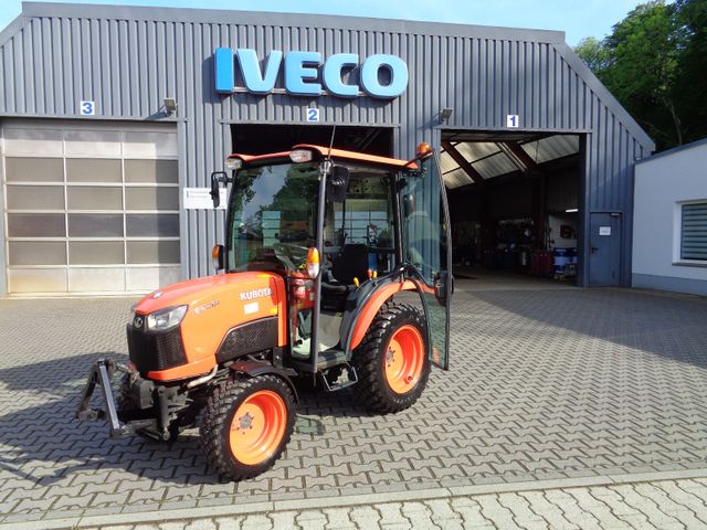 Kubota B2261 Allrad Winterdienst Schild und Streuer