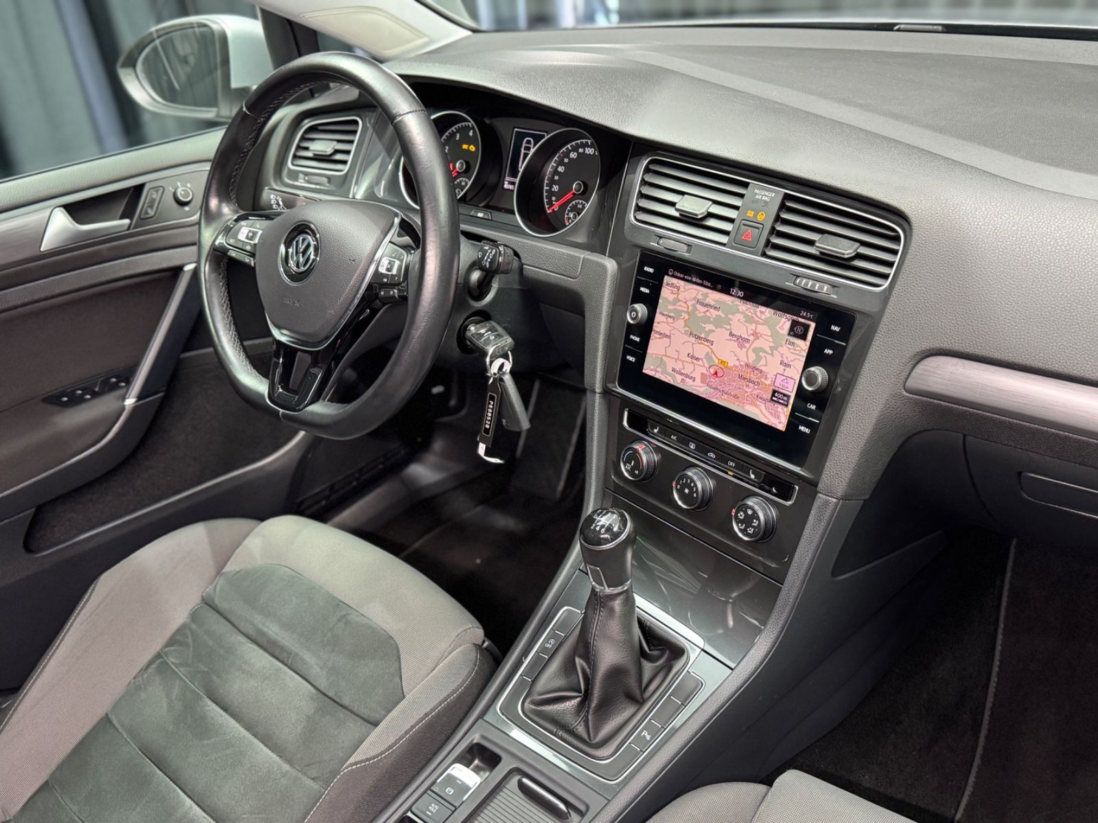 Fahrzeugabbildung Volkswagen Golf VII Variant Comfortline|NAVI|ACC|MASSAGE|