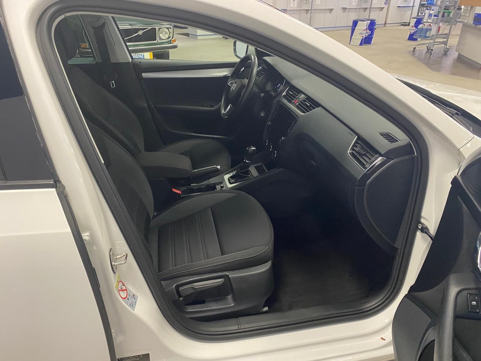 Fahrzeugabbildung SKODA Octavia 2.0 TDI Tour APP+ALLWETTER+NAVI+SITZHEIZ