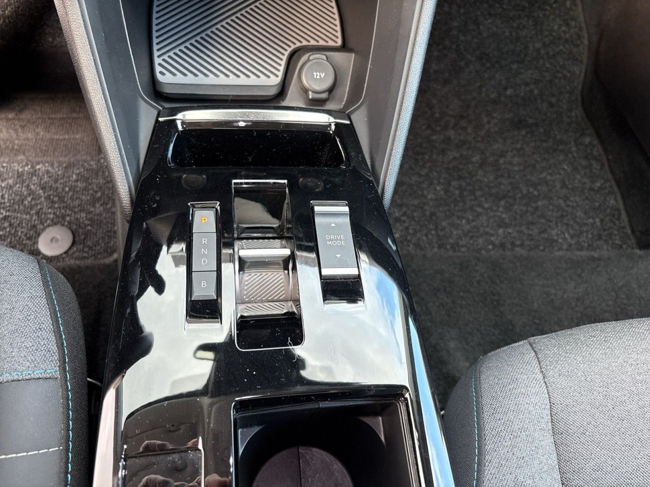 Fahrzeugabbildung Citroën ë-C4 136 Shine
