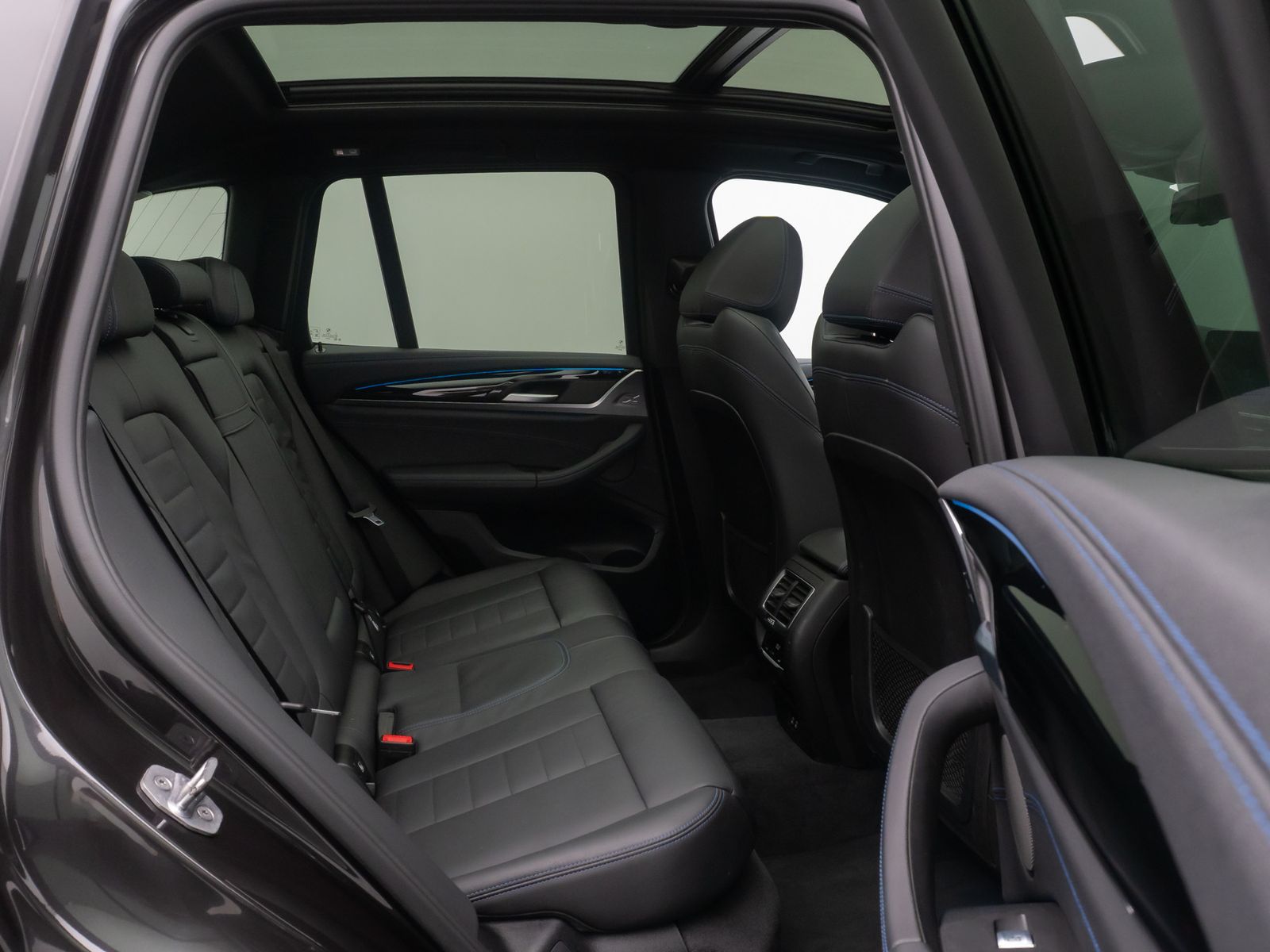 Fahrzeugabbildung BMW iX3 IMPRESSIVE 360° HUD H/K DAB Komfort Panorama