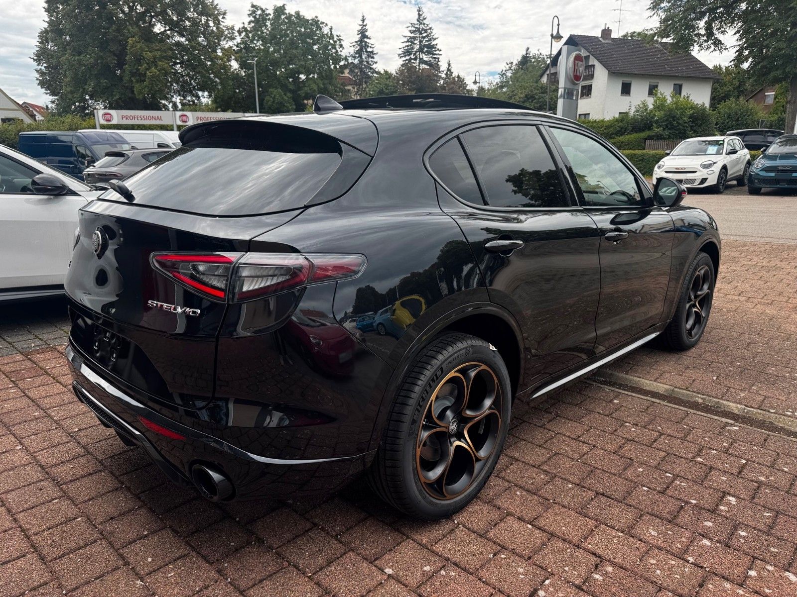 Fahrzeugabbildung Alfa Romeo Stelvio 2.0 280PS Intensa Panorama Navi Kamera