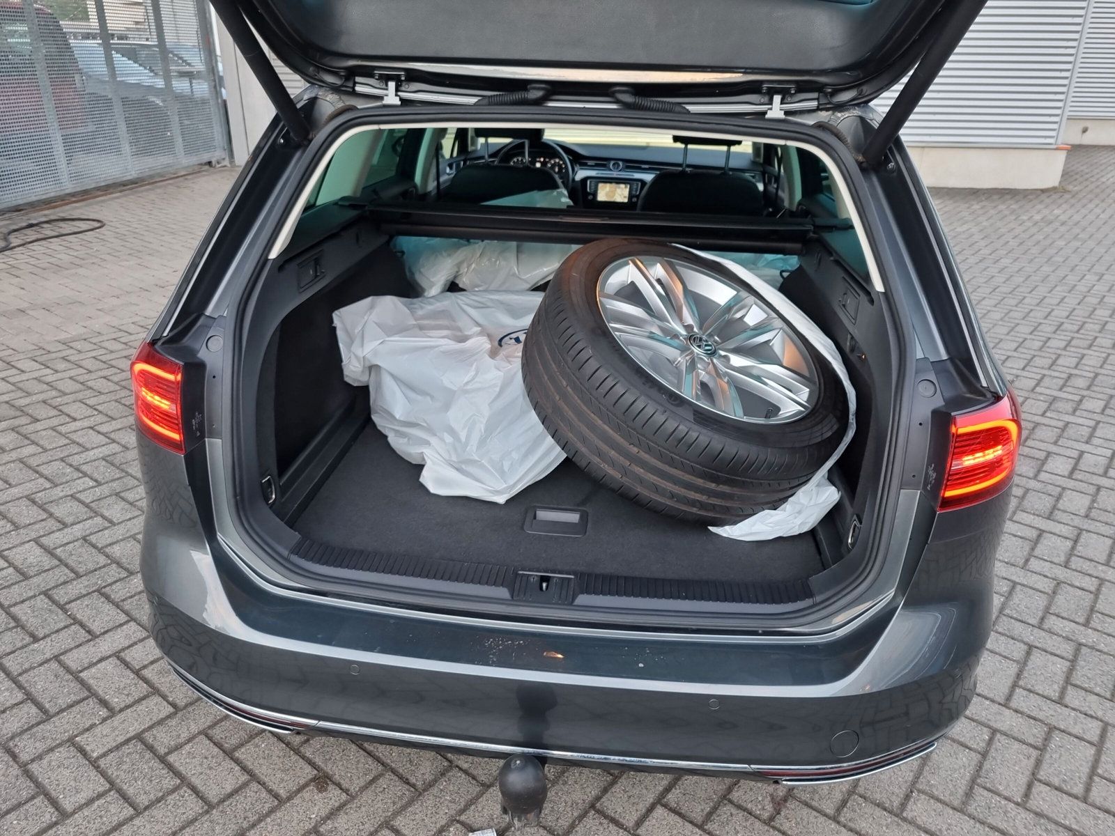 Fahrzeugabbildung Volkswagen Passat Variant 1.8 TSI DSG R-Line AHK eKLAPPE KA