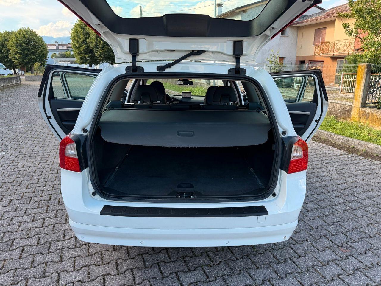 Volvo V70 2010 — photo 11