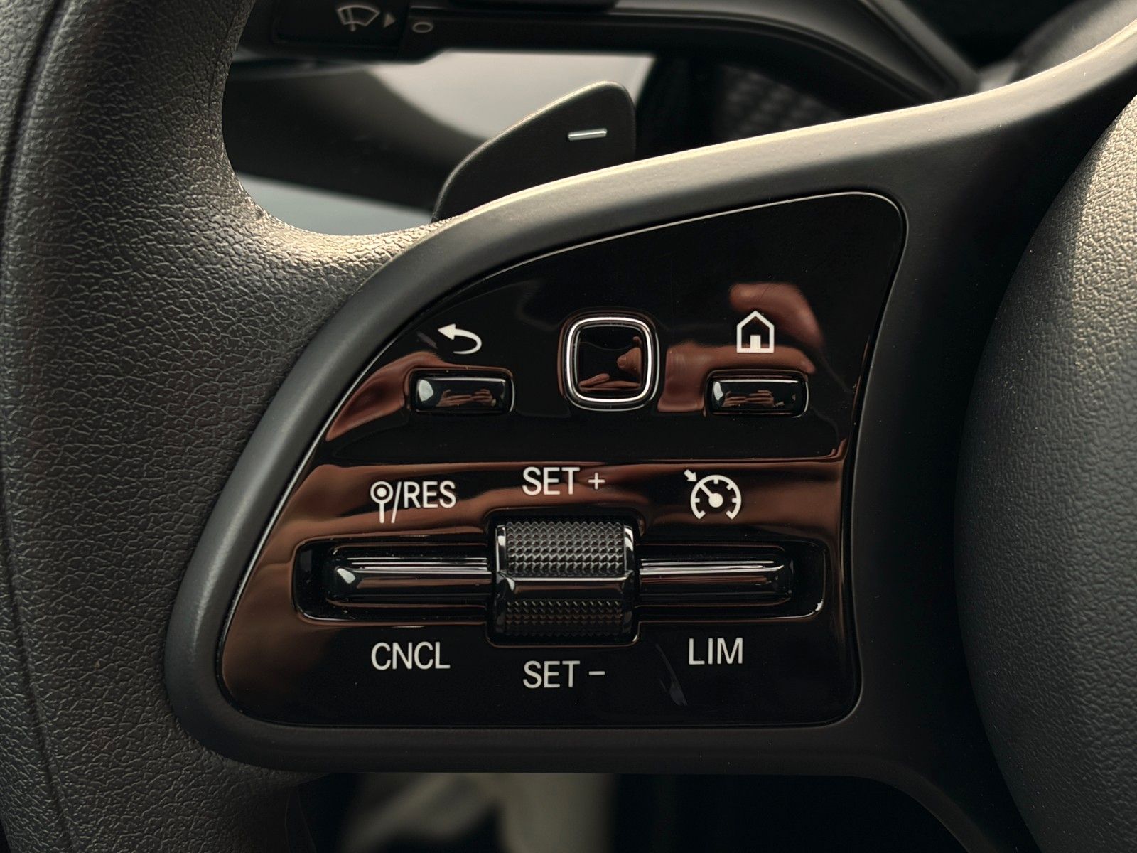 Fahrzeugabbildung Mercedes-Benz CLA 180 SB SHZ LKA TEMP MBUX Navi Wifi CarPlay