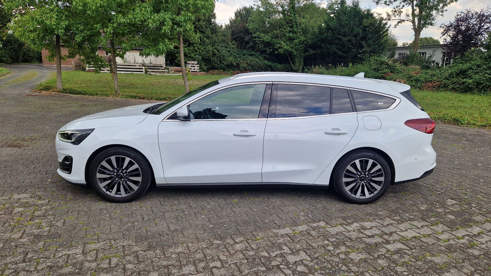 Ford Focus Turnier Vignale 1.5 Sthg HUD AHK MATRIX RF imagem 3