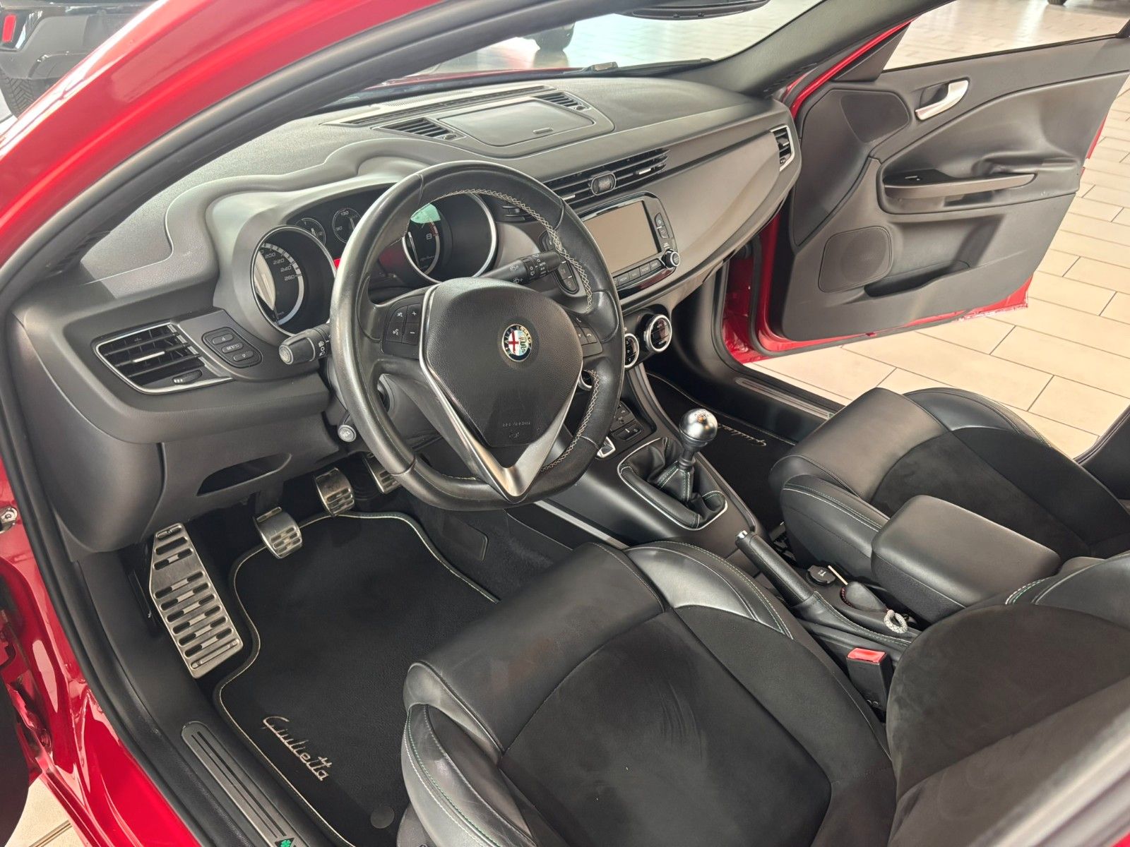 Fahrzeugabbildung Alfa Romeo Giulietta Turismo 1.4 QV-LINE NAVI/LEDER/PDC/TEM