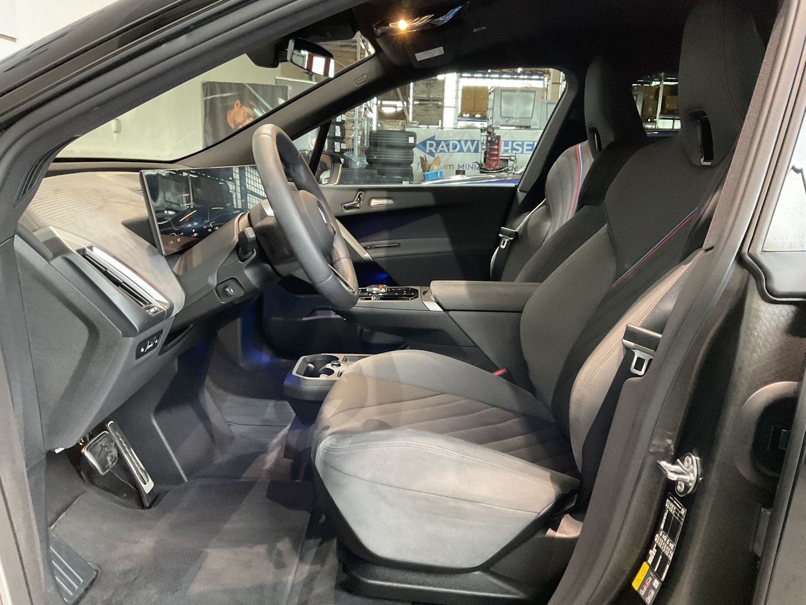 Fahrzeugeinzelansicht 11 Fahrzeugabbildung BMW iX xDrive60 M Sportpaket, Luftfederung, Sitzbelü