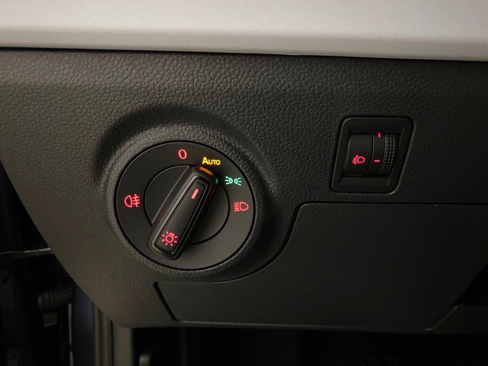 Fahrzeugabbildung SEAT Arona 1.0 TSI STYLE+2030 GARANTIE+Sitzheizung+BC