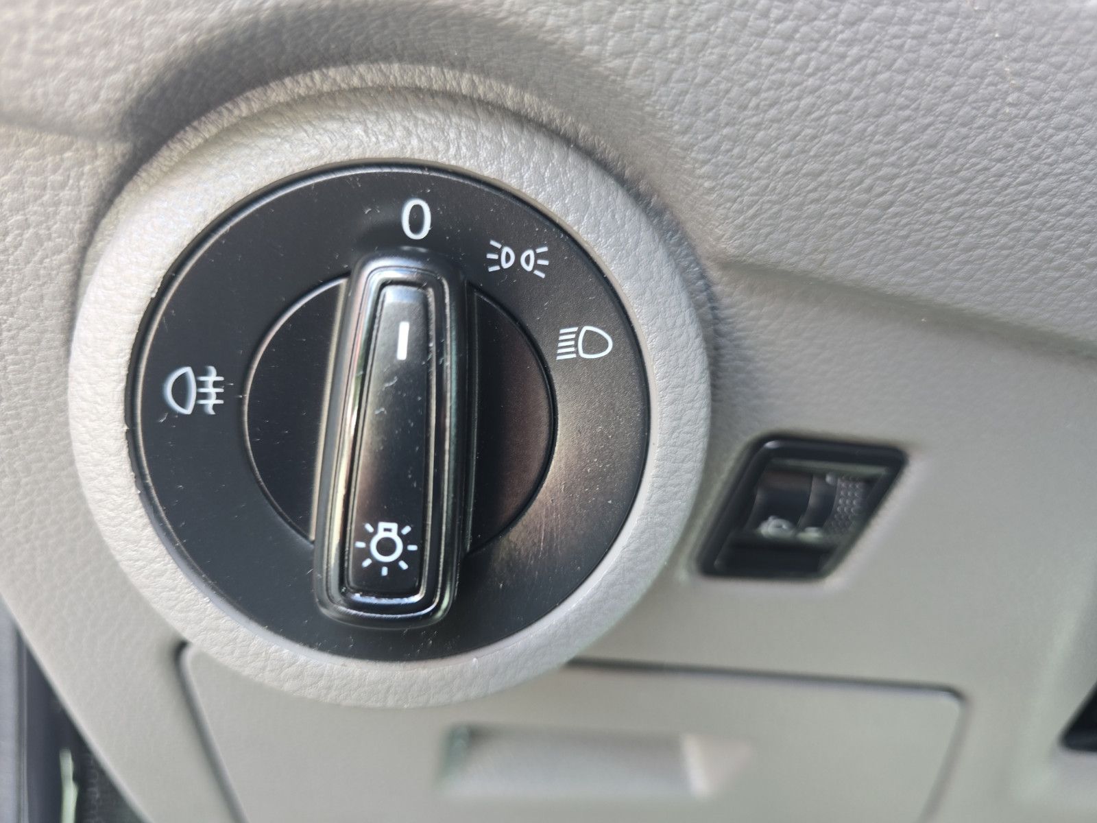 Fahrzeugabbildung Volkswagen T6 Transporter Kombi Langer Radstand 9 Sitzer