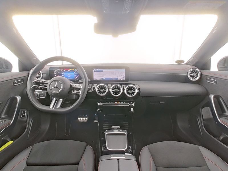 Fahrzeugabbildung Mercedes-Benz CLA 200 AMG*TOTWINKEL*APPLE CAR-PLAY*AMBIENTEBEL