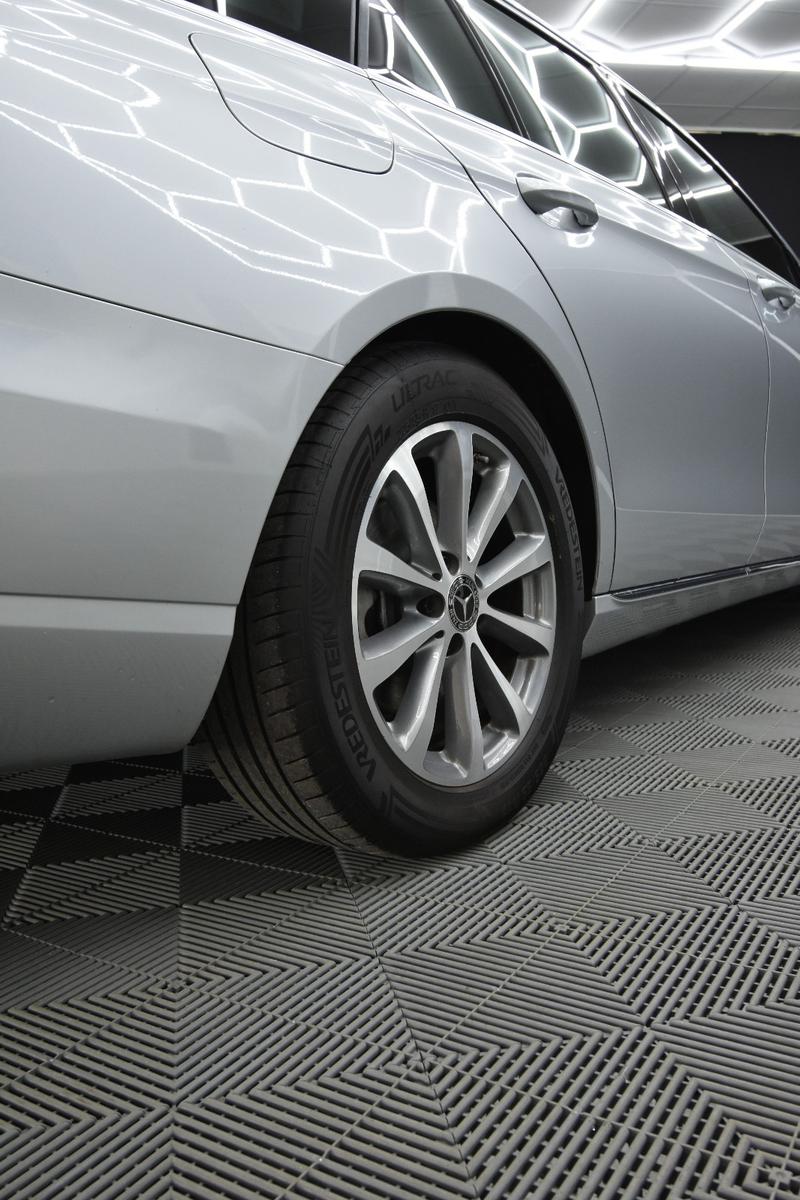 Mercedes-Benz E 220  SHZ AHK RFK LED Ambiente.