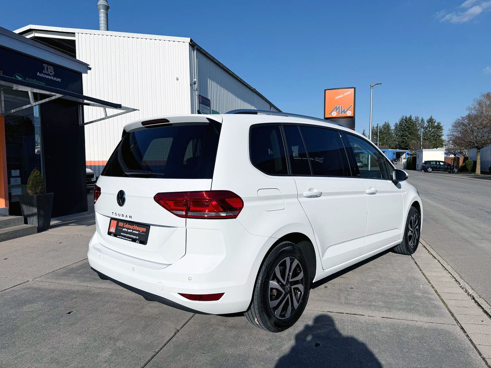 Fahrzeugabbildung Volkswagen Touran 1.5 TSI Active DSG ACC PDC KAM NAVI LED
