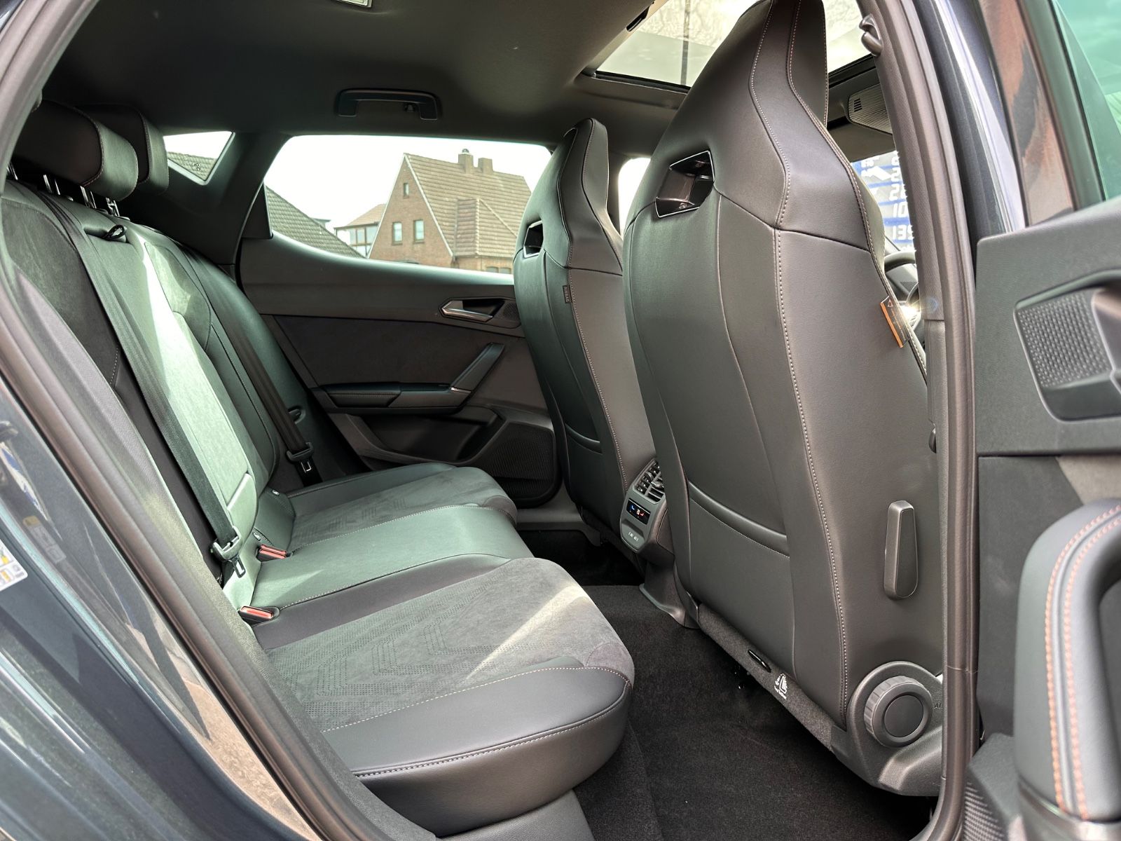 Fahrzeugabbildung CUPRA Leon VZ 2.0 TSI Pano/ACC/APP/LED/RFK/PDC/SHZG