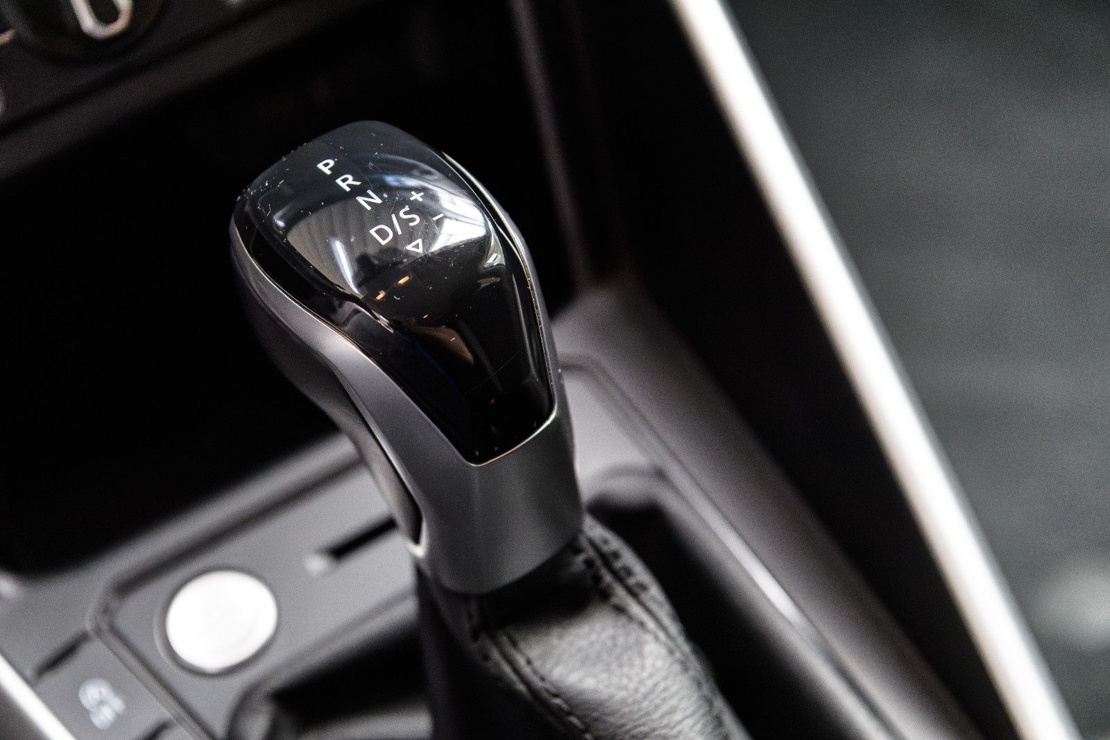Fahrzeugabbildung Volkswagen Polo VI Life+LED+SHZ+NAVI+GJR+KEYLESS+DAB+AUTOMA