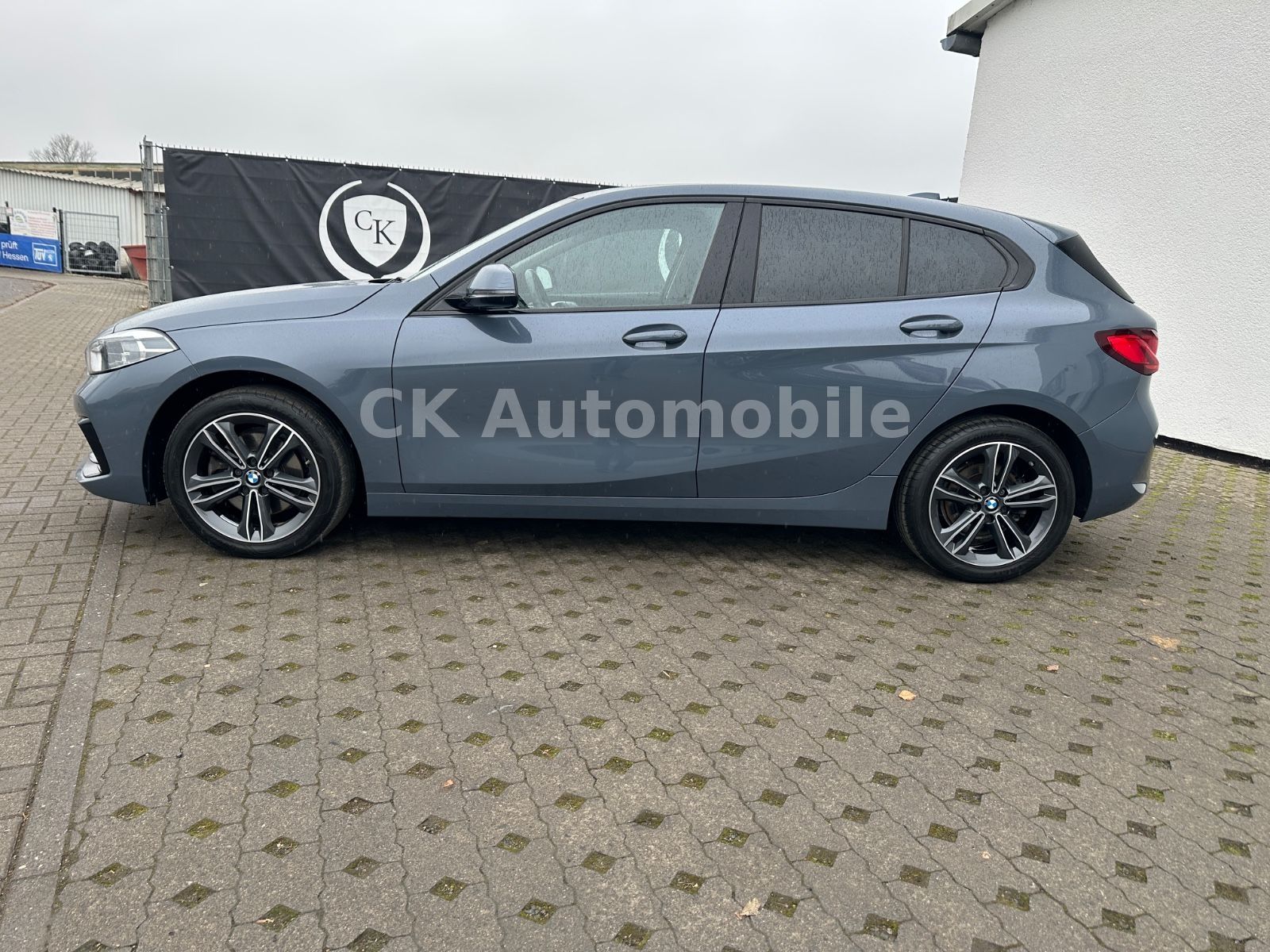 Fahrzeugabbildung BMW 118d Sport-Line/Shadow-Line/Navi/Pano/LED/PDC