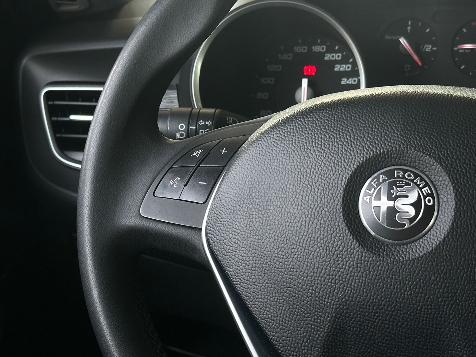 Fahrzeugabbildung Alfa Romeo Giulietta TÜV neu 9/2028 KLIMA NAVI ALU DAB
