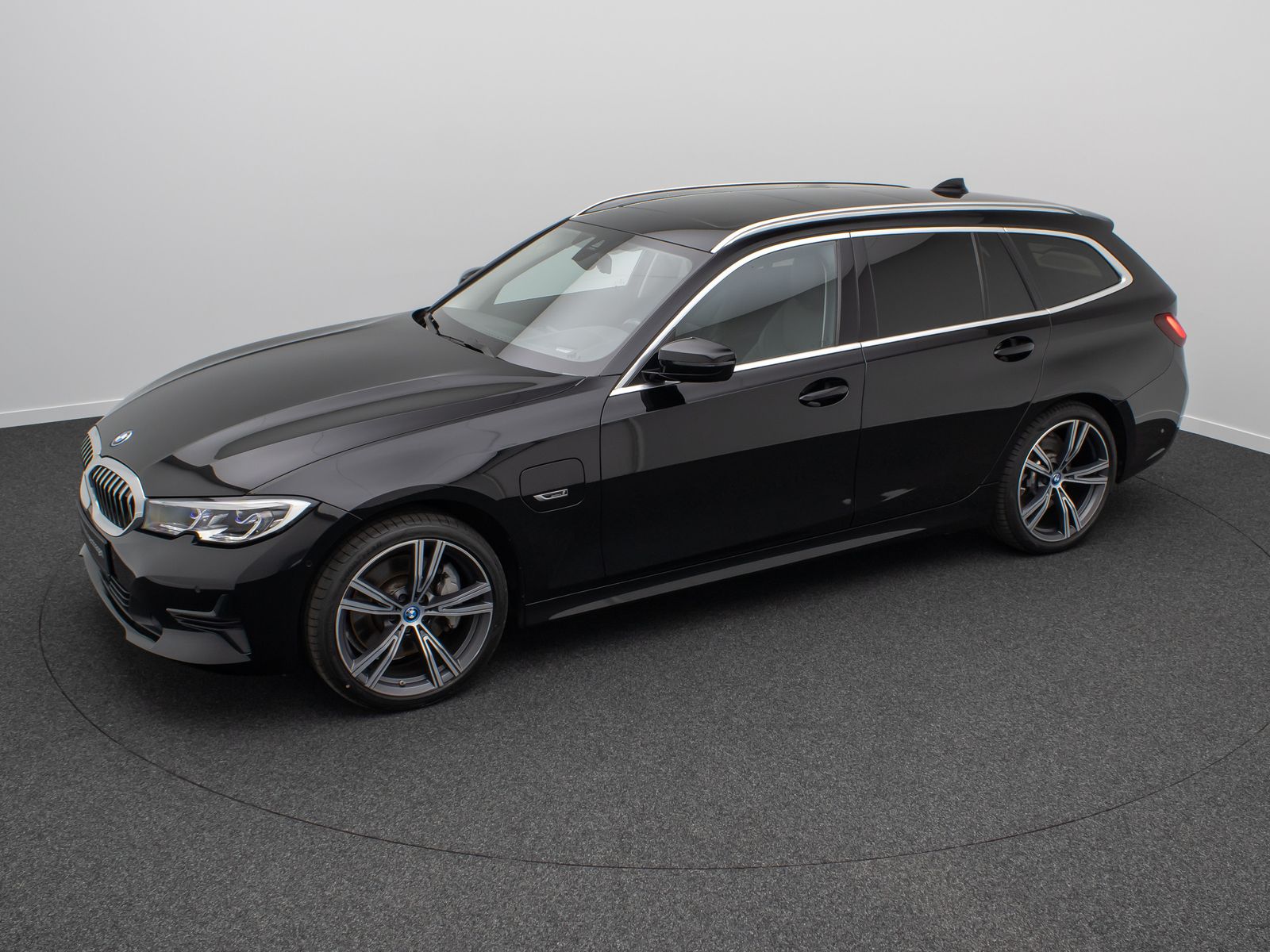 Fahrzeugabbildung BMW 330e xD ACC HUD Kamera DAB Alarm Panorama 19Zoll