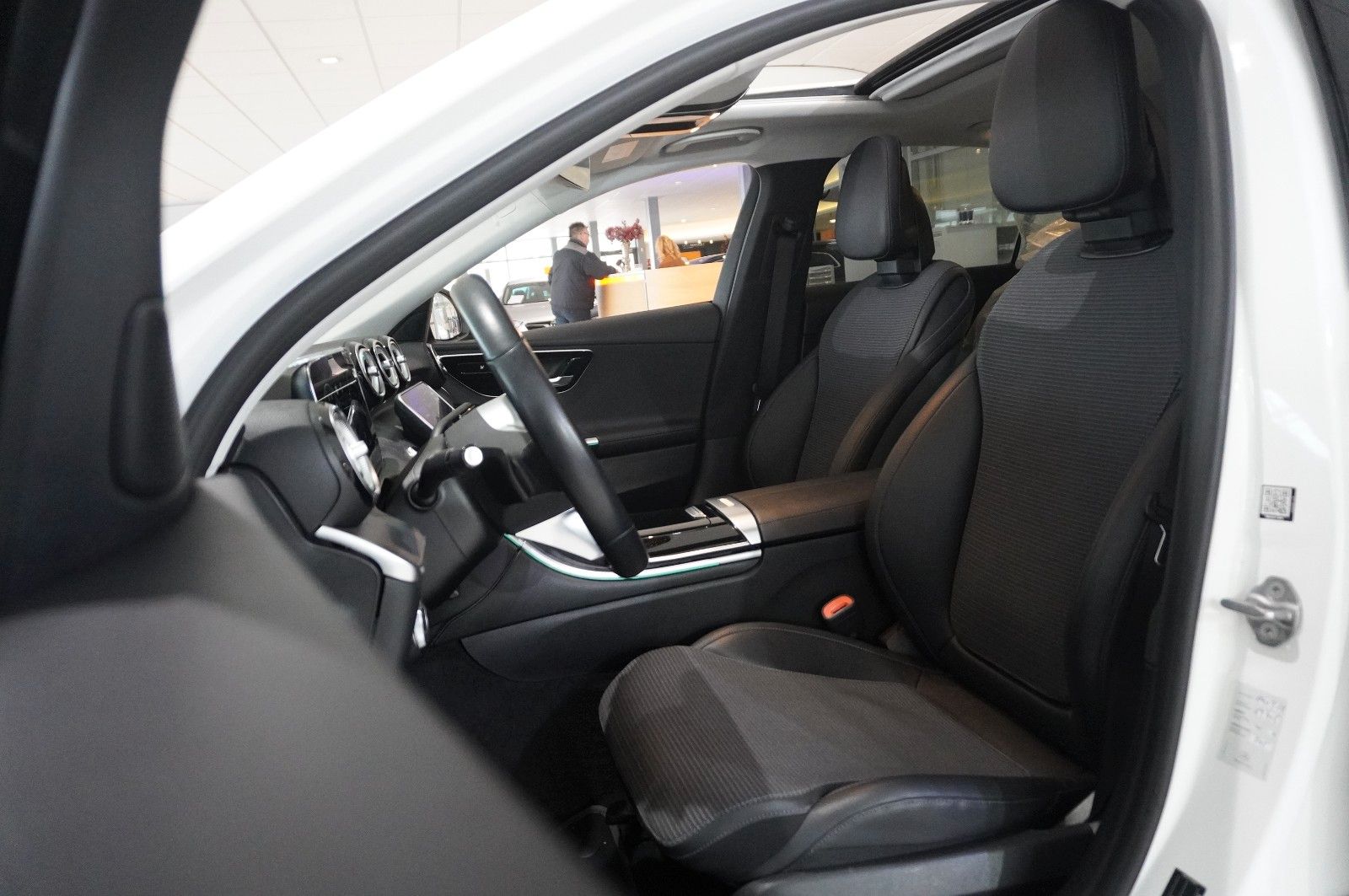 Fahrzeugabbildung Mercedes-Benz C 200 LIM. AVANTGARDE 9G NAVI/LED/KAMERA/PANO.