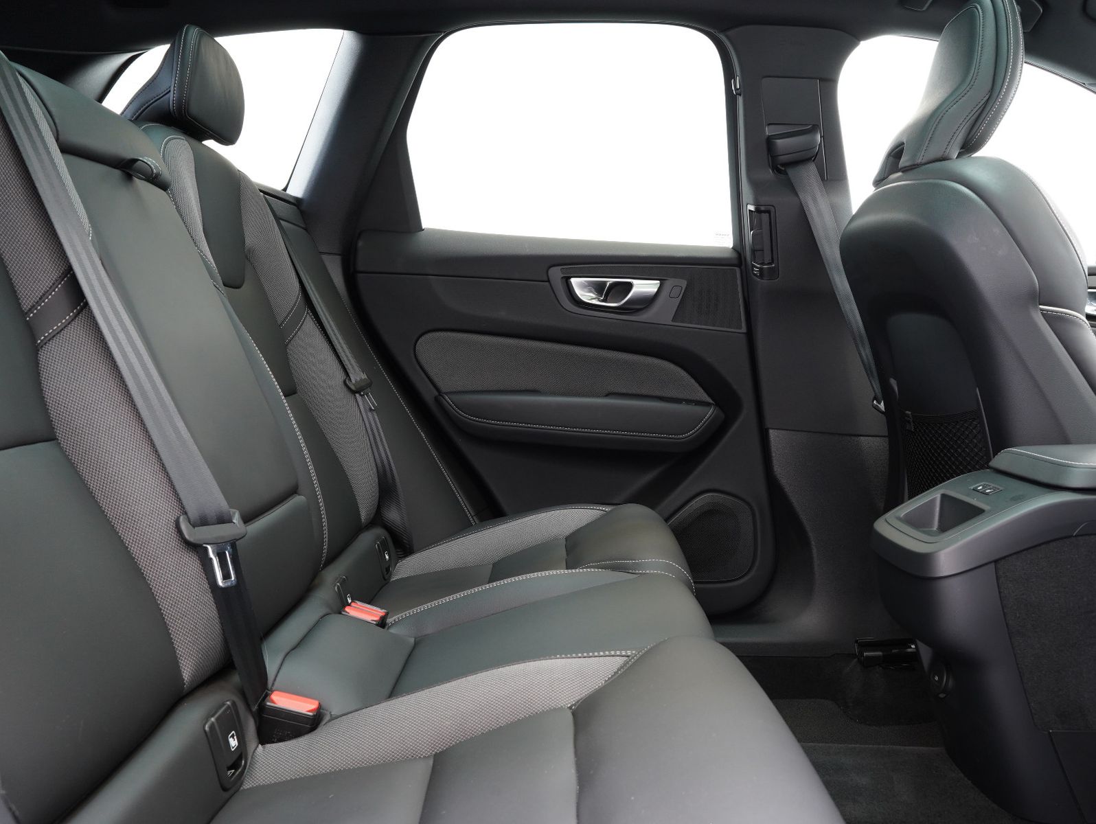 Fahrzeugabbildung Volvo XC60 B4 D AWD Plus Dark PANORAMA/LED/ACC/AHK
