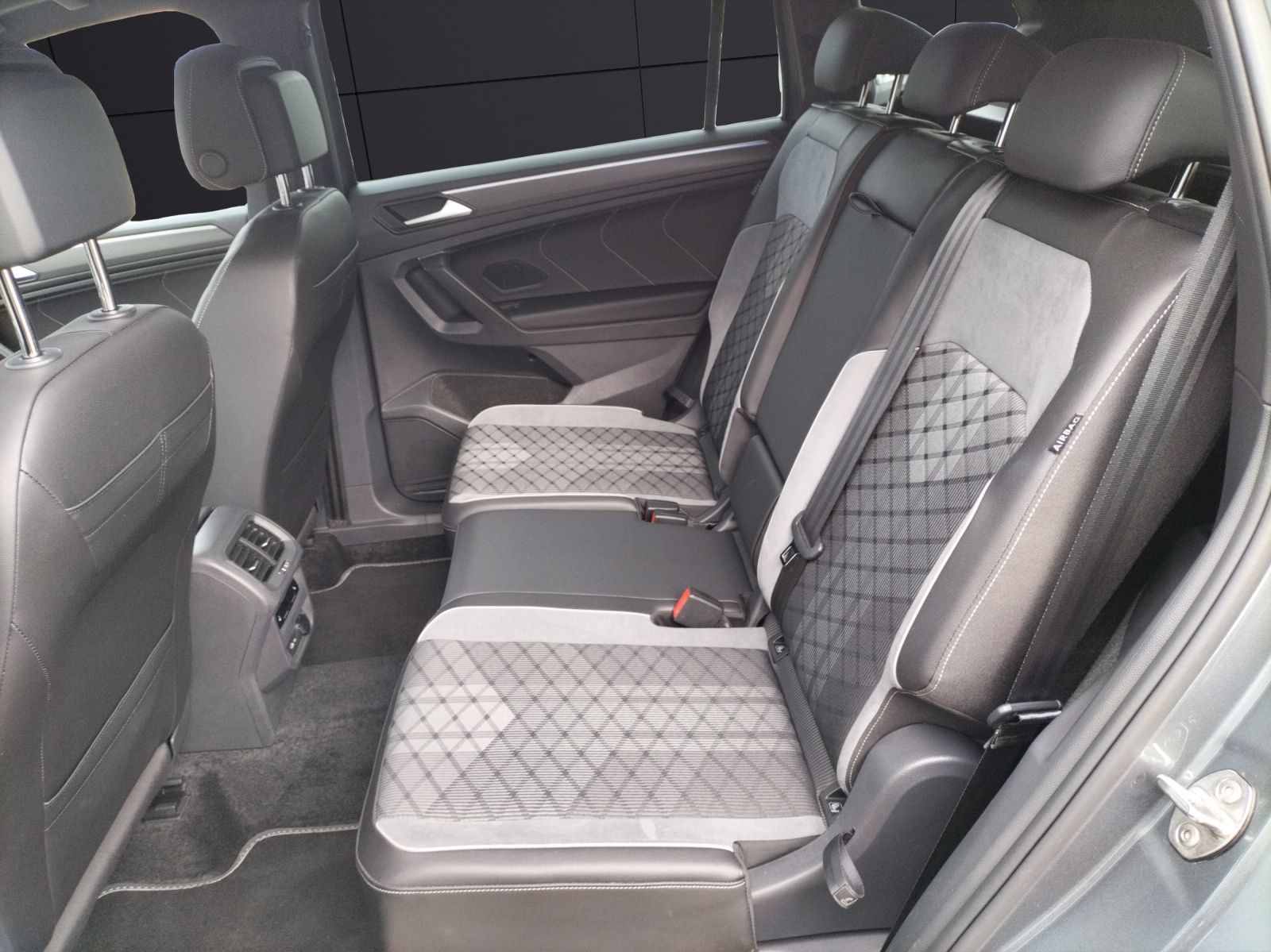 Fahrzeugabbildung Volkswagen Tiguan Allspace R-Line TDI 4M Matrix STHZG AHK H