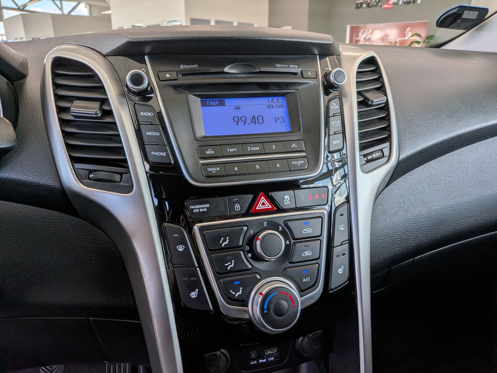 Fahrzeugabbildung Hyundai i30 1.6 Classic PDC Tempomat Bluetooth LHz SHz