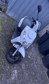 Peugeot Kisbee 50 ccm - 25 km/h Active weiß - ROLLER 25 KM