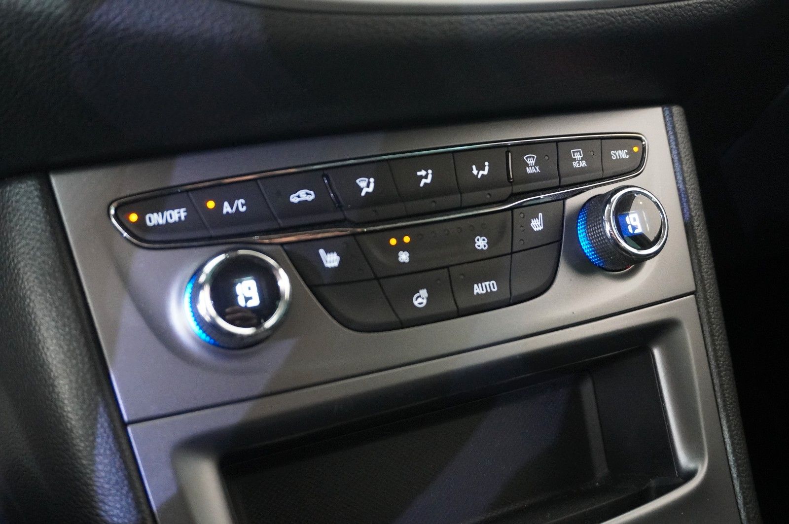 Fahrzeugabbildung Opel Astra K ST 1.2T EDITION NAVI/LED/KAMERA/SHZ/AHK